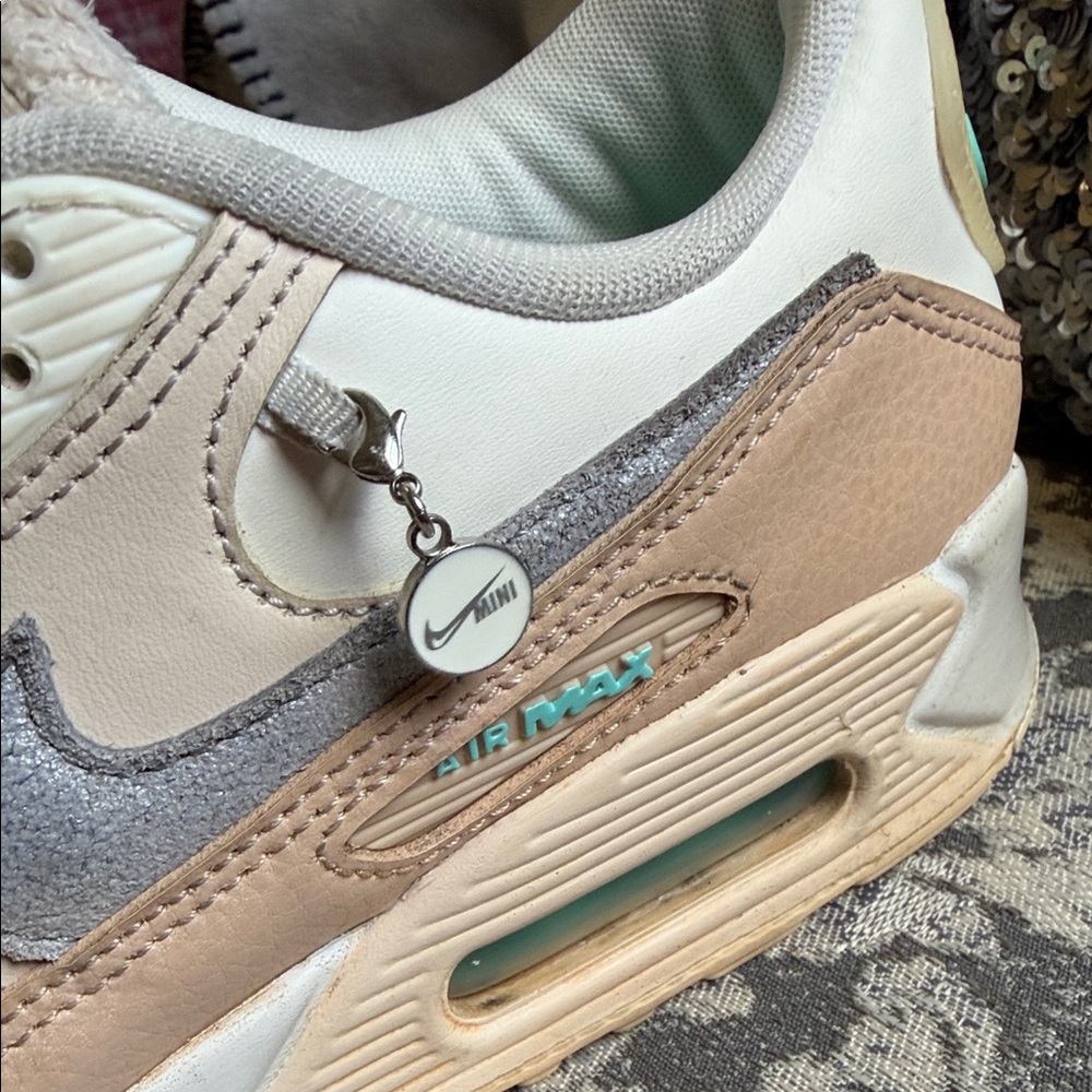 Nike Women’s Beige and Light Gray Sneakers with Teal Accents - Picture 4 of 8